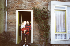 108604 Portret van Aicha Derouich met haar broertje Soefja in de deuropening van hun huis Rijnenburglaan 19 te ...